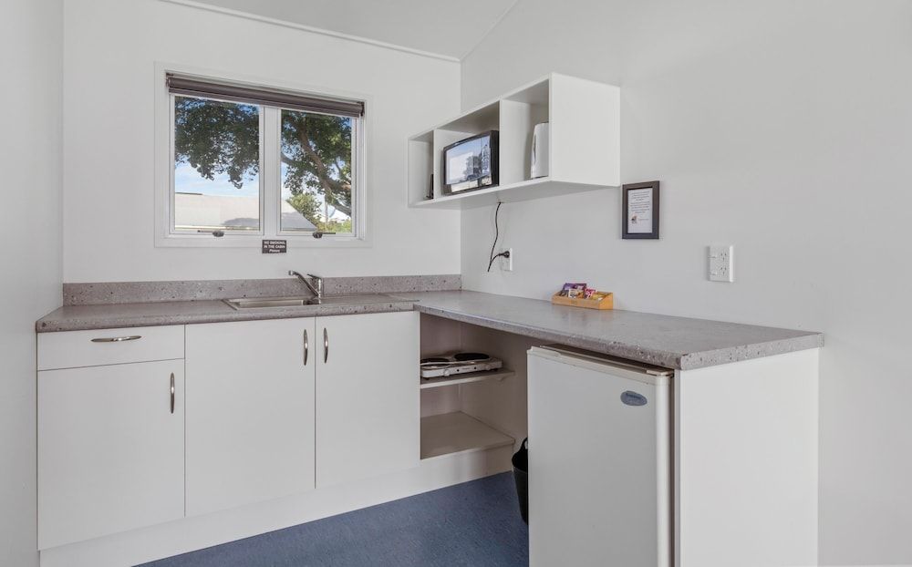 Belt Road Seaside Holiday Park Family Room (Self contained) 8