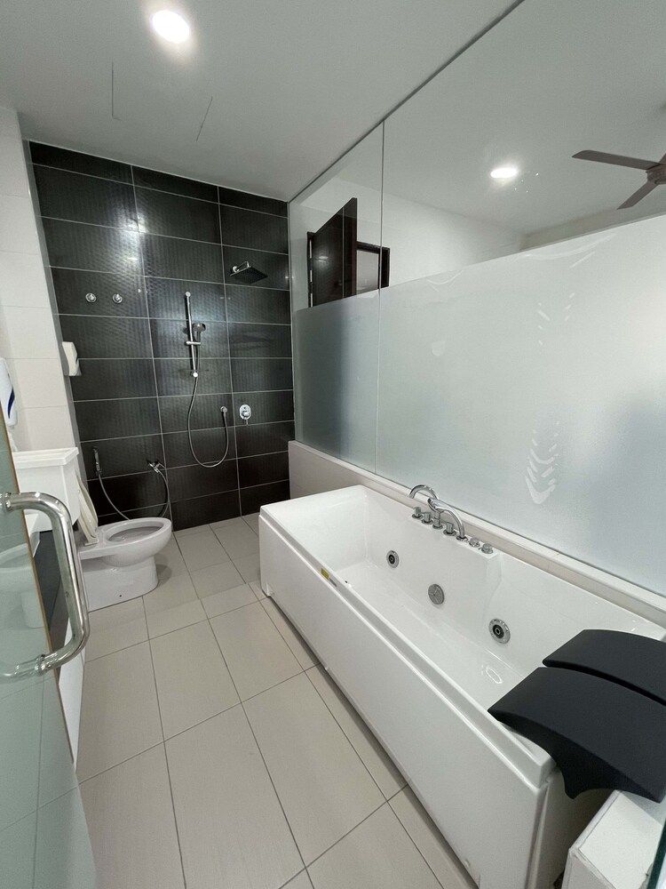 Alpine PD Taman Kiara 2 Homestay Family Bungalow, 5 Bedrooms, Pool Access 6