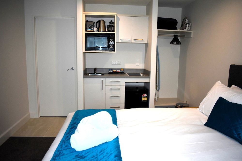 6 on Adams Business Studio