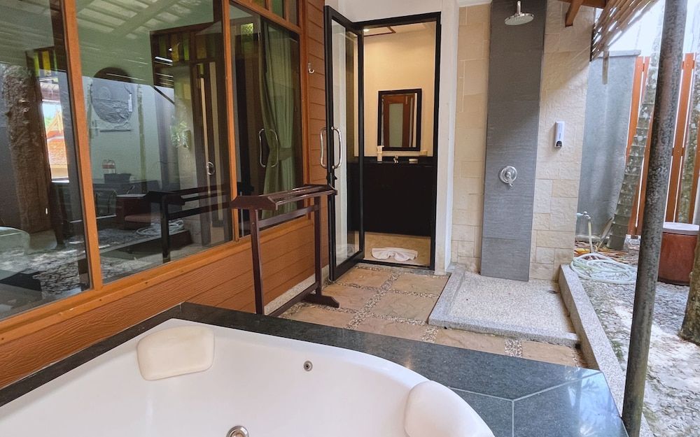 Baleeyan Deluxe Villa, 1 King Bed with Sofa bed, Kitchen, Pool View 6