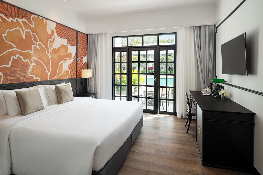 Indochina Hotel Deluxe Balcony Pool Access Room 4