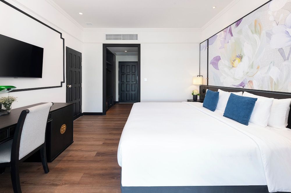 Indochina Hotel Deluxe Balcony Pool Access Room 3