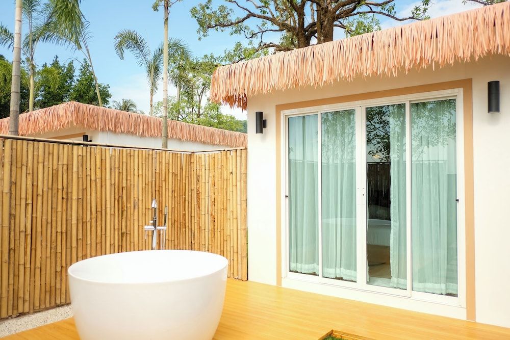 Charome Resort Deluxe Room, Bathtub, Sea View 5