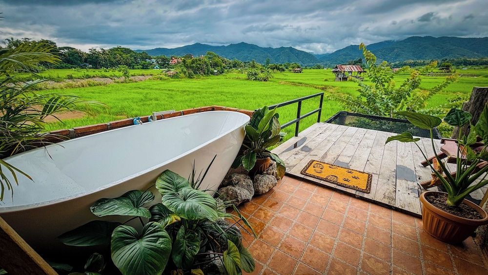 Deep Soaking Bathtub