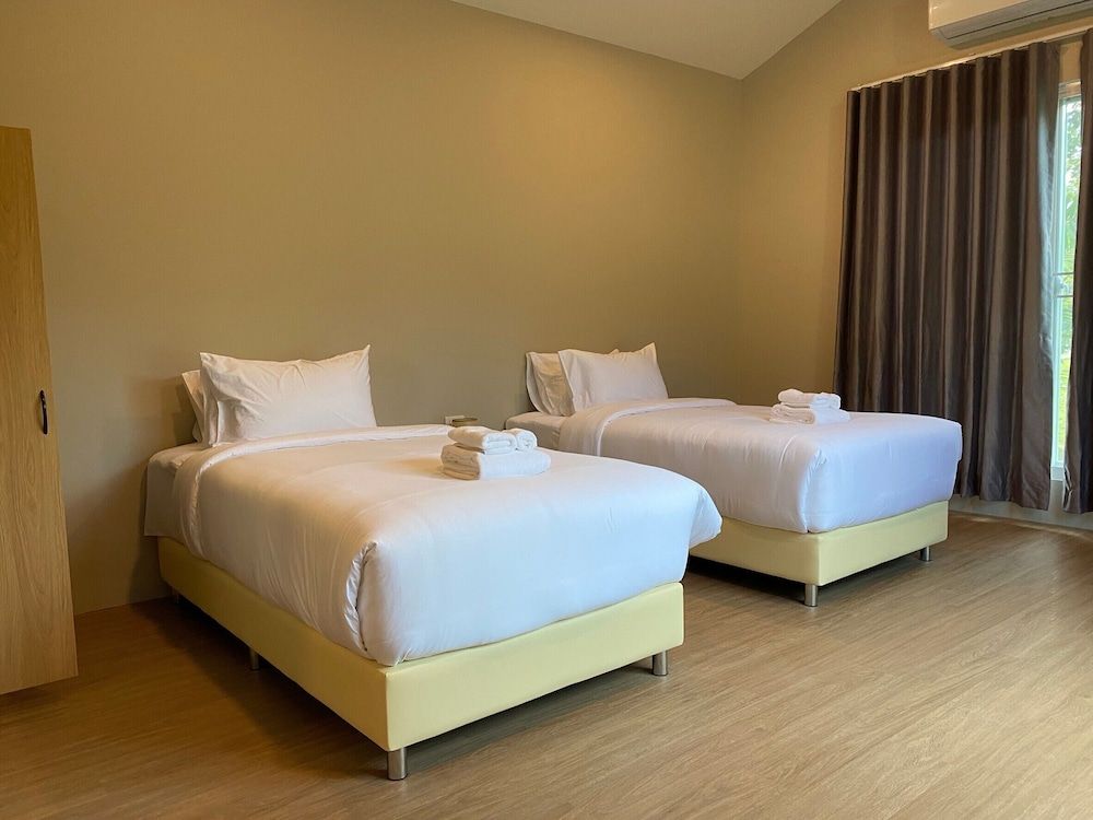 Tree Scape Mountain View Resort Cabin, Hill View