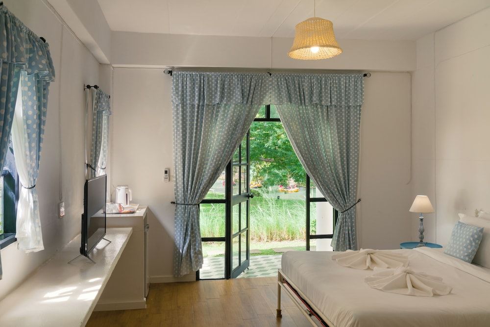 Villa La Flora Kaeng Krachan Deluxe Room, River View 3