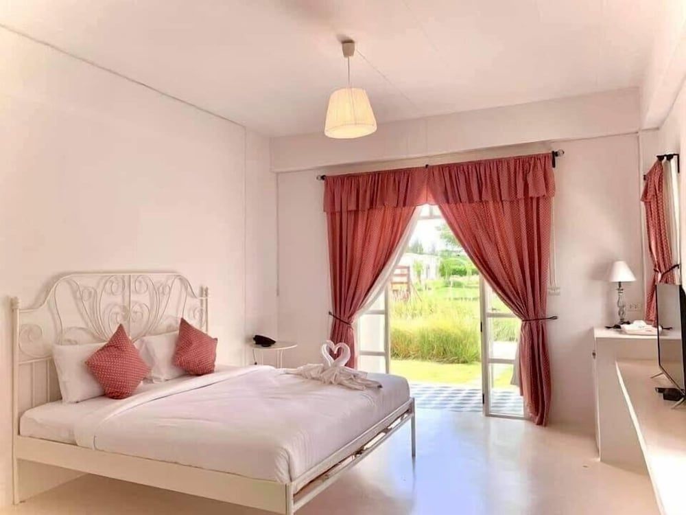 Villa La Flora Kaeng Krachan Deluxe Room, Garden View 2