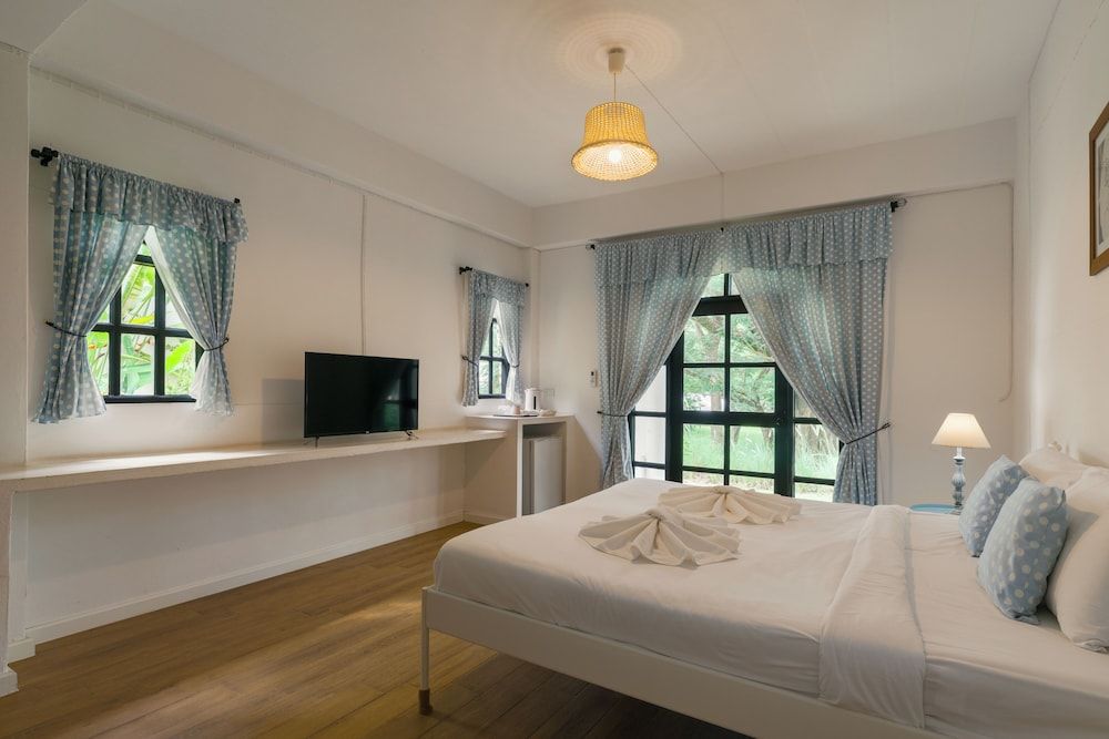 Villa La Flora Kaeng Krachan Deluxe Room, River View 4