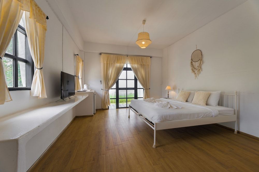 Villa La Flora Kaeng Krachan Deluxe Room, Pool View 3