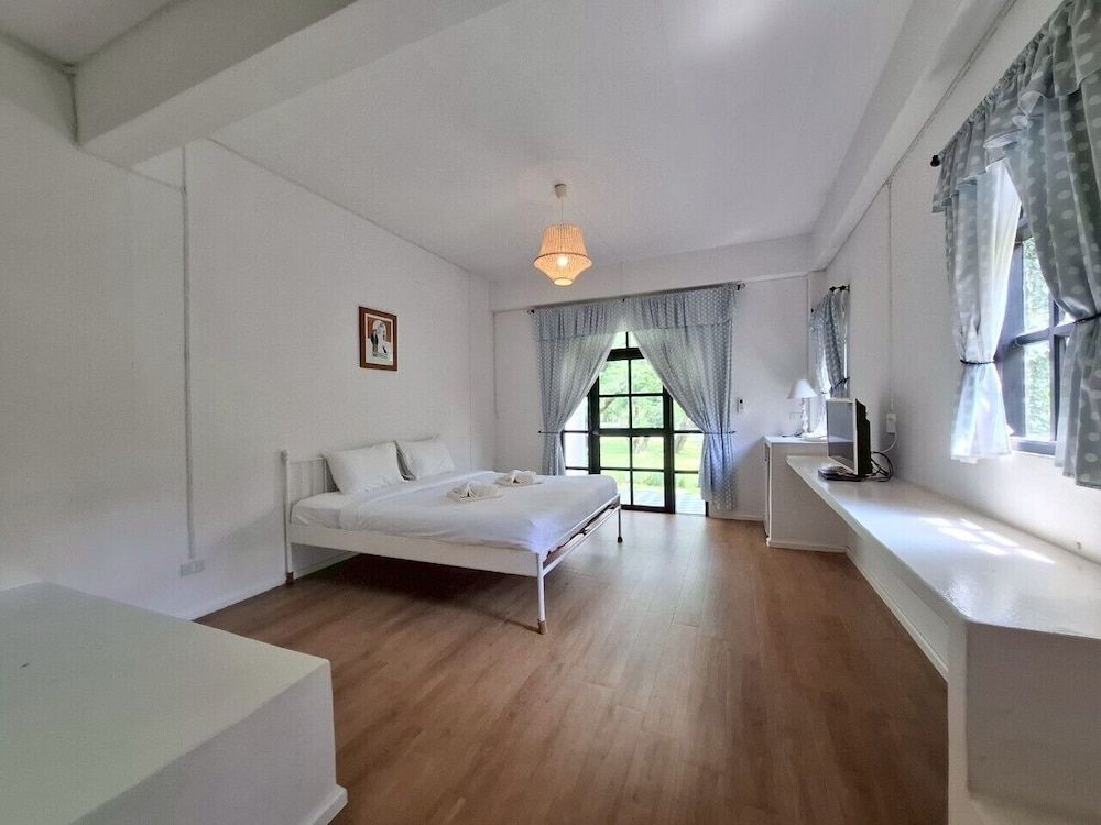 Villa La Flora Kaeng Krachan Deluxe Room, Pool View 8