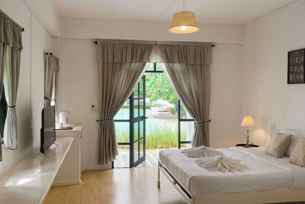 Villa La Flora Kaeng Krachan Deluxe Room, Pool View