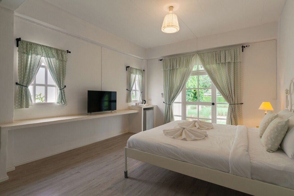 Villa La Flora Kaeng Krachan Deluxe Room, Garden View 4