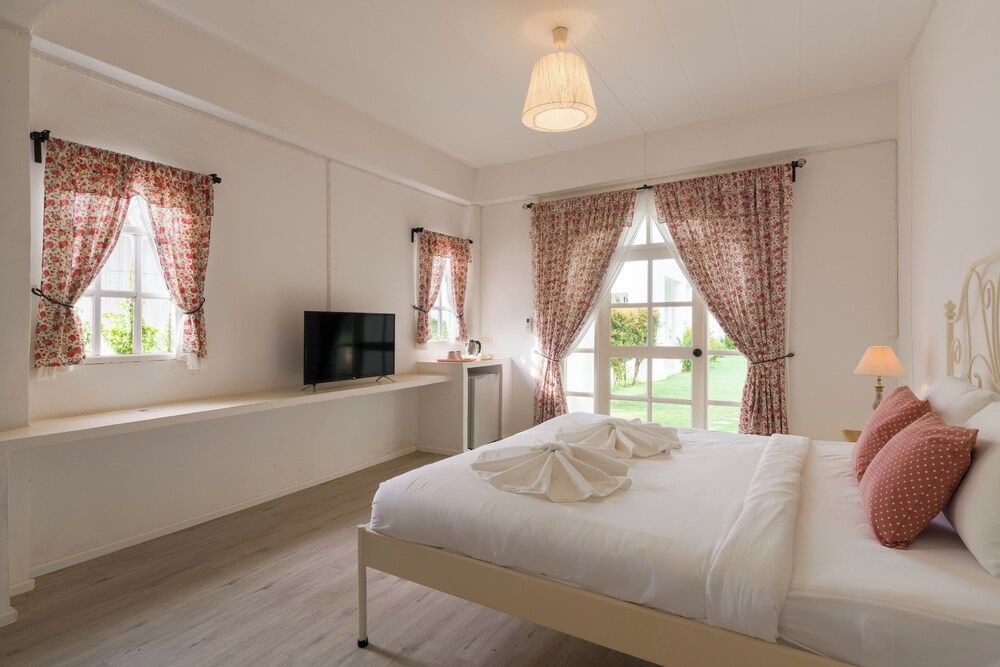 Villa La Flora Kaeng Krachan Deluxe Room, Garden View 6