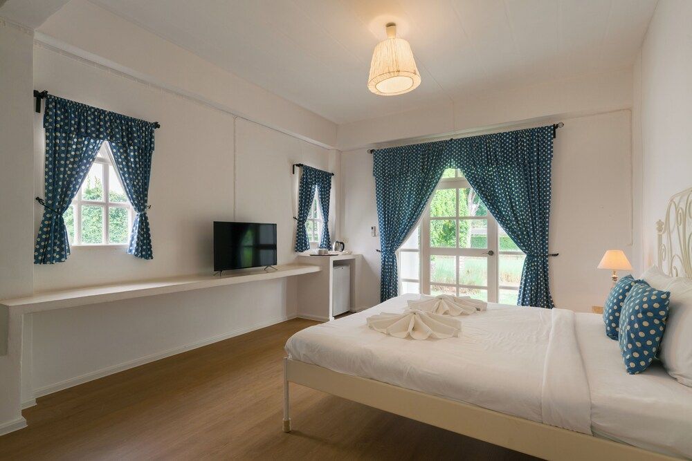 Villa La Flora Kaeng Krachan Deluxe Room, Garden View 7