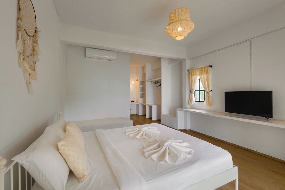 Villa La Flora Kaeng Krachan Deluxe Room, Pool View 2