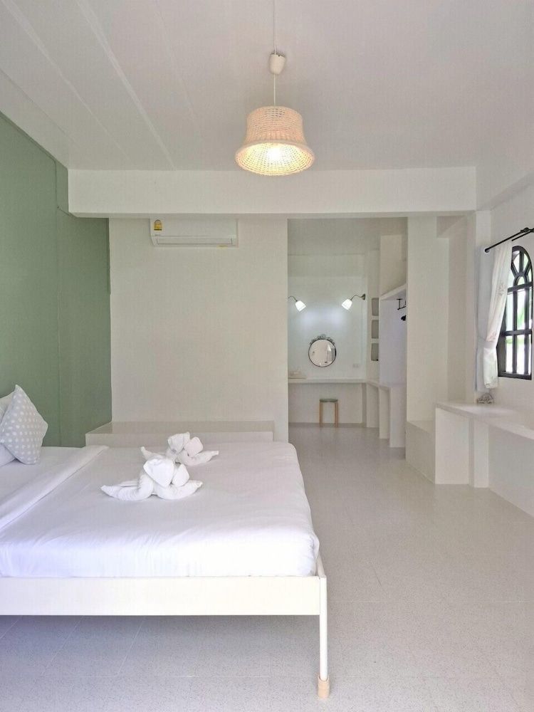 Villa La Flora Kaeng Krachan Deluxe Room, River View 6