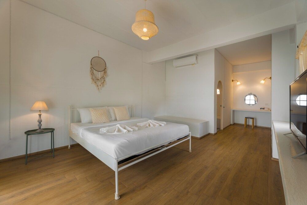 Villa La Flora Kaeng Krachan Deluxe Room, Pool View 4