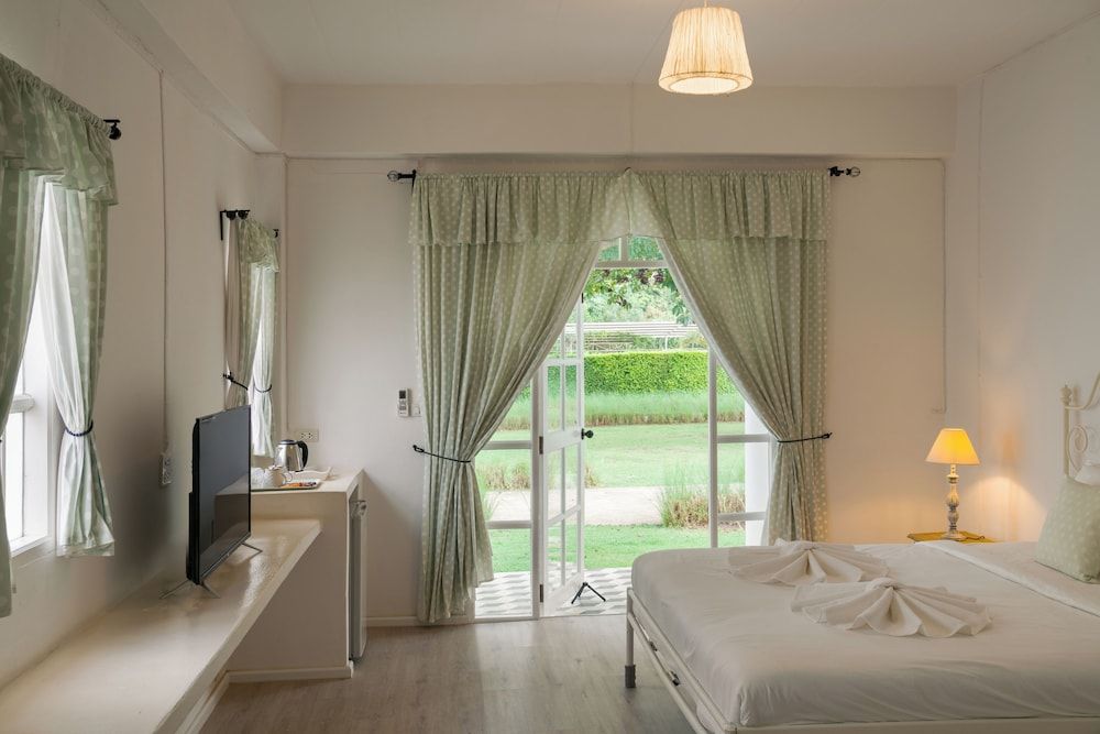 Villa La Flora Kaeng Krachan Deluxe Room, Garden View 5