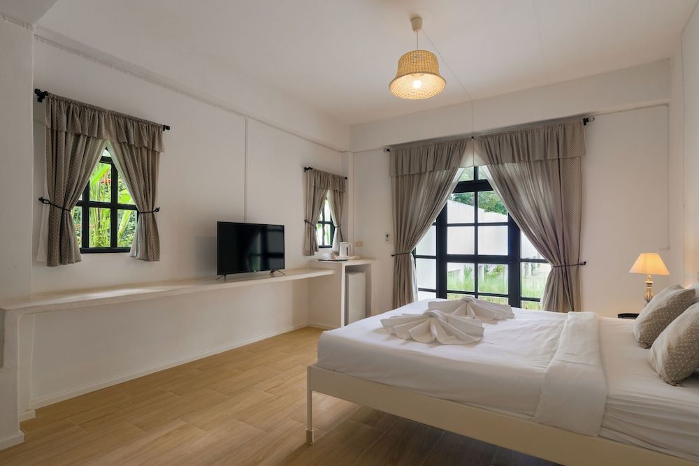 Villa La Flora Kaeng Krachan Deluxe Room, Pool View 6