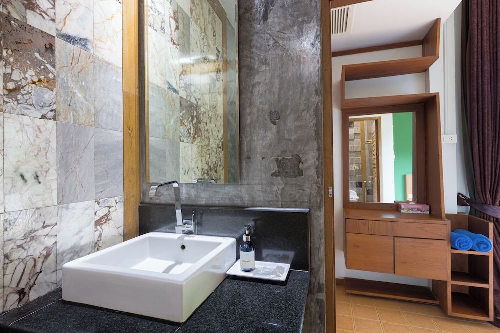 Blue Palm Kata Resort Deluxe Bungalow, Garden View 7