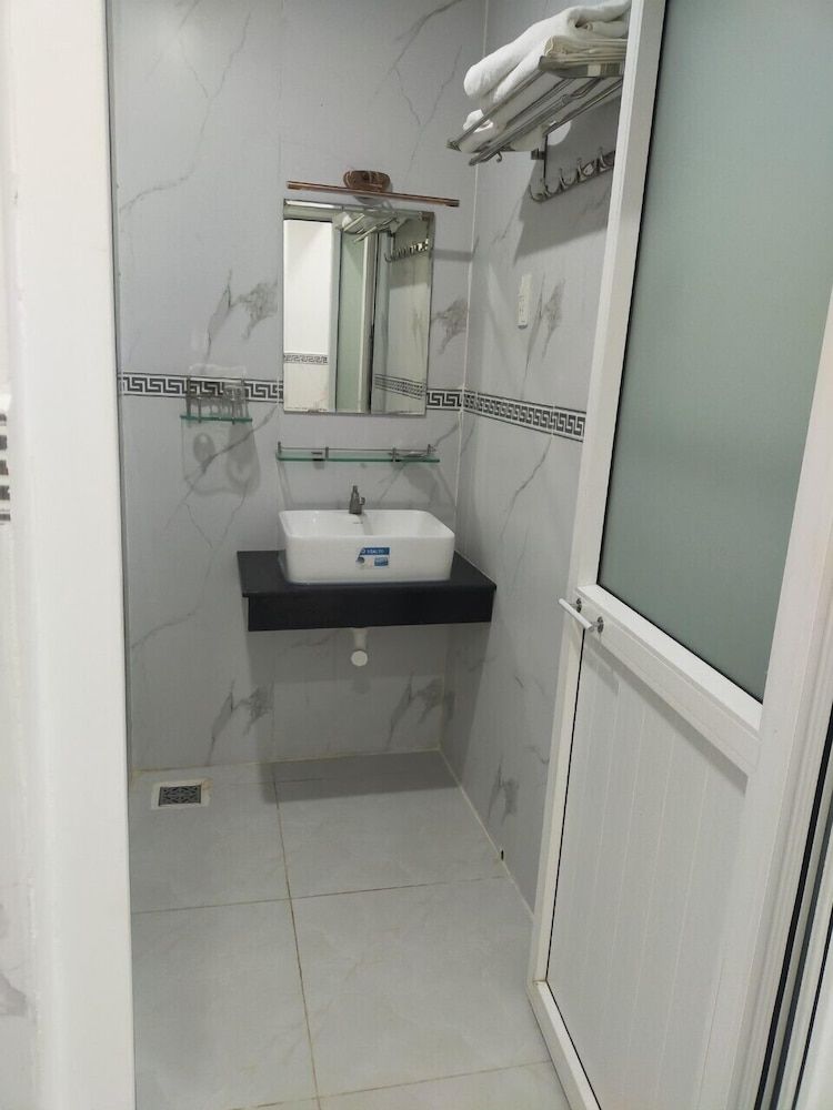 Cao Lanh Hotel Basic Single Room, 1 Bedroom, Refrigerator, Pool View 9