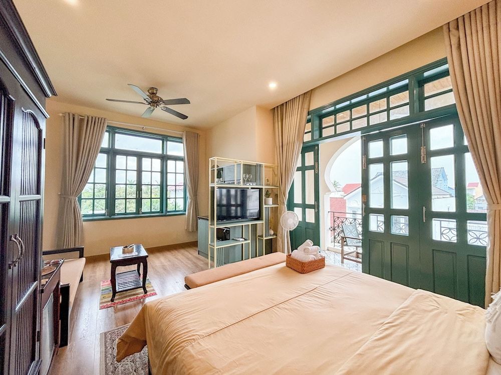 Deluxe Studio Suite, 1 King Bed, Kitchen, River View