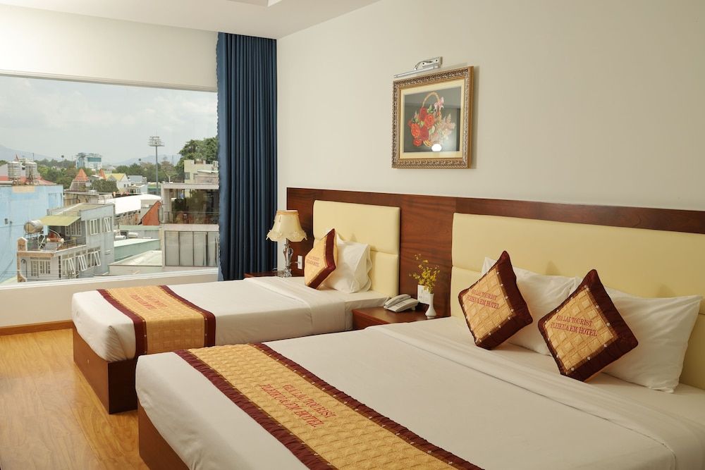 Pleiku & Em Hotel by Gia Lai Tourist Deluxe Triple Room