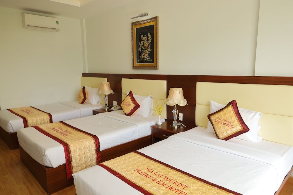 Pleiku & Em Hotel by Gia Lai Tourist Deluxe Triple Room 2