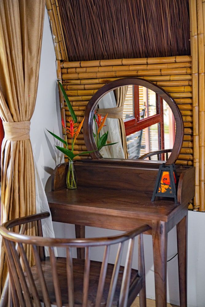 Deluxe Bungalow, 1 King Bed, Lake View