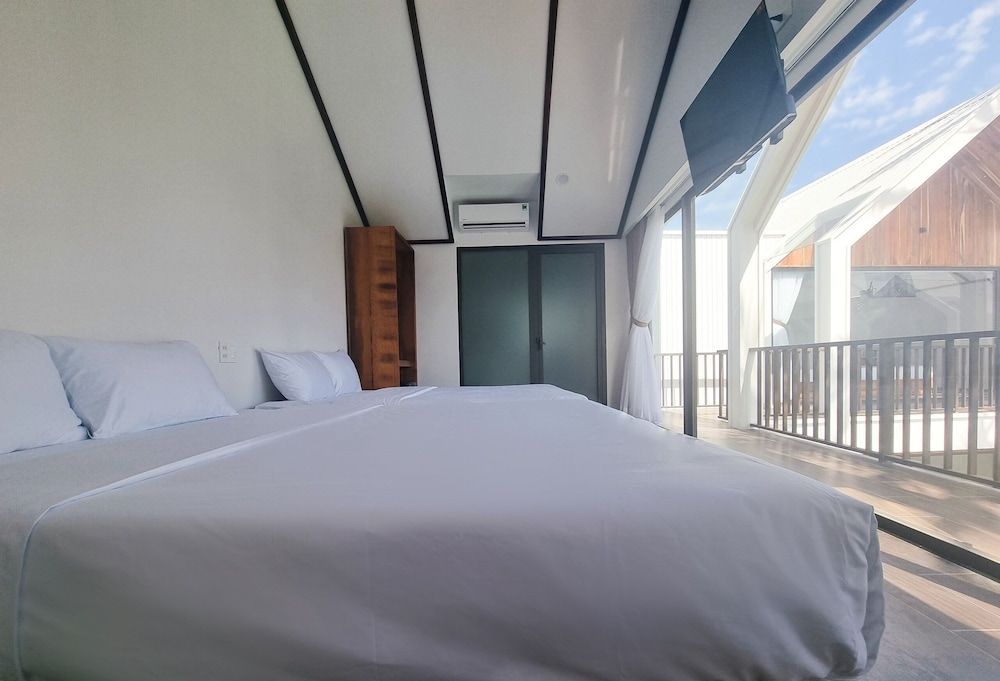 Family Quadruple Room, 2 Queen Beds, Pool View