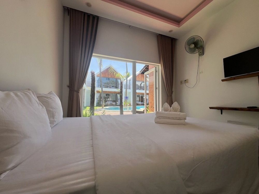 Superior Double Room, 1 Queen Bed, Pool View