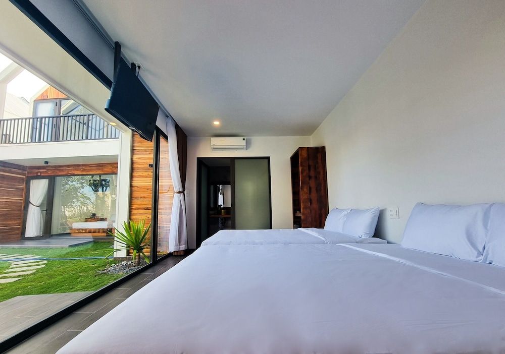 Family Quadruple Room, 2 Queen Beds, Pool View