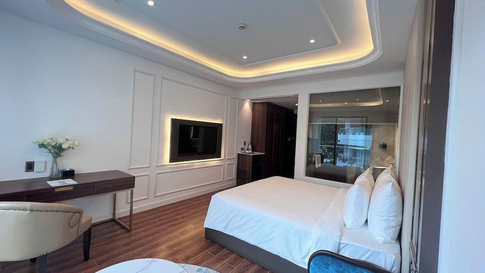 Deluxe Double Room, 1 King Bed, Mountain View