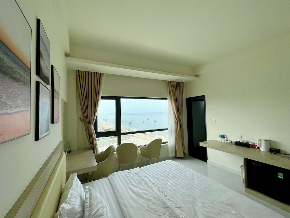 Superior Single Room, 1 King Bed, Non Smoking, Private Bathroom