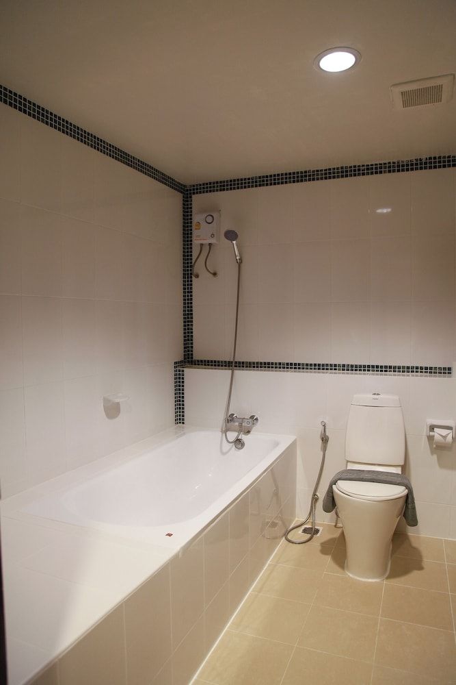 Convenient Grand Plus Hotel Suvarnabhumi Family Room, Balcony, City View 2