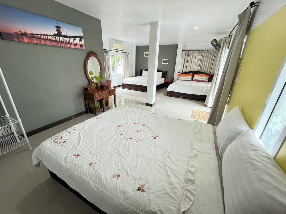 Tharadol Beach Resort Family Room (Old Building) 4