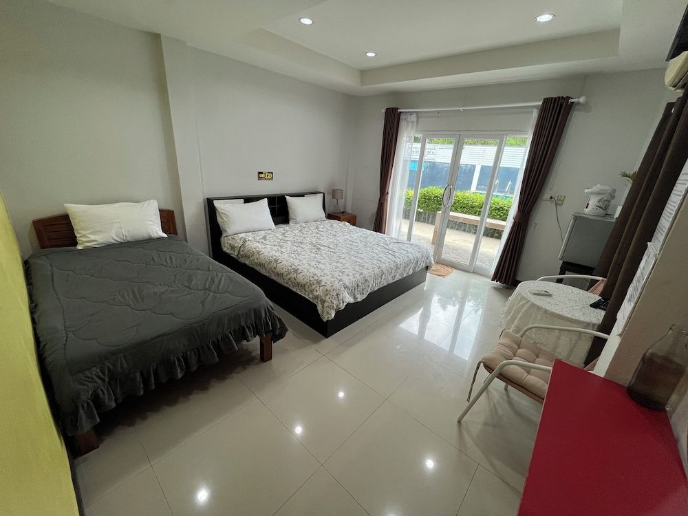 Tharadol Beach Resort Triple Room (Old Building) 5