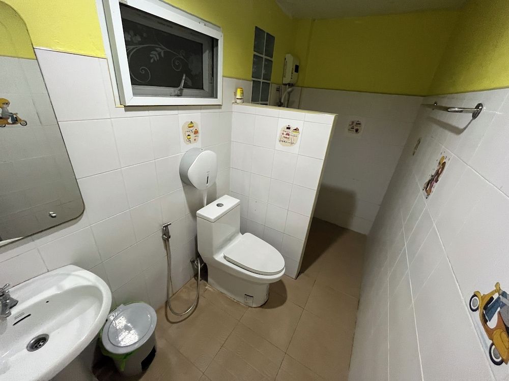 Tharadol Beach Resort Triple Room (Old Building) 9