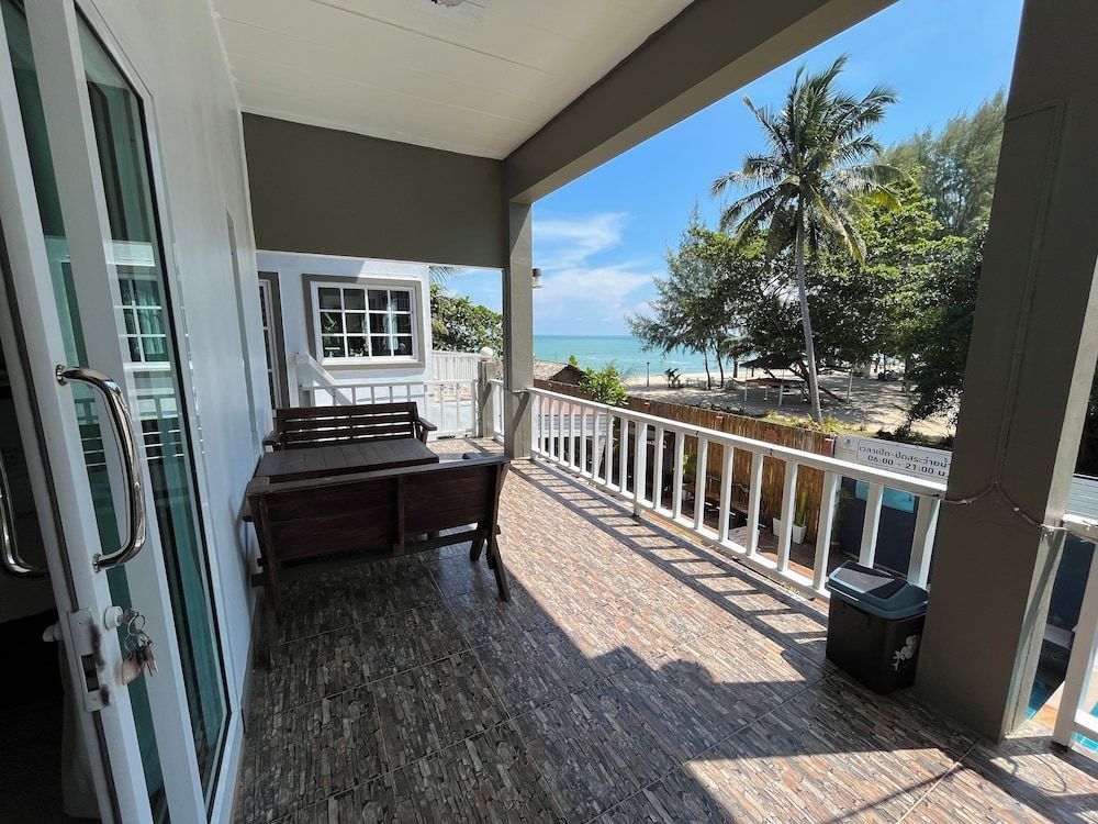 Tharadol Beach Resort Family Room (Old Building) 8