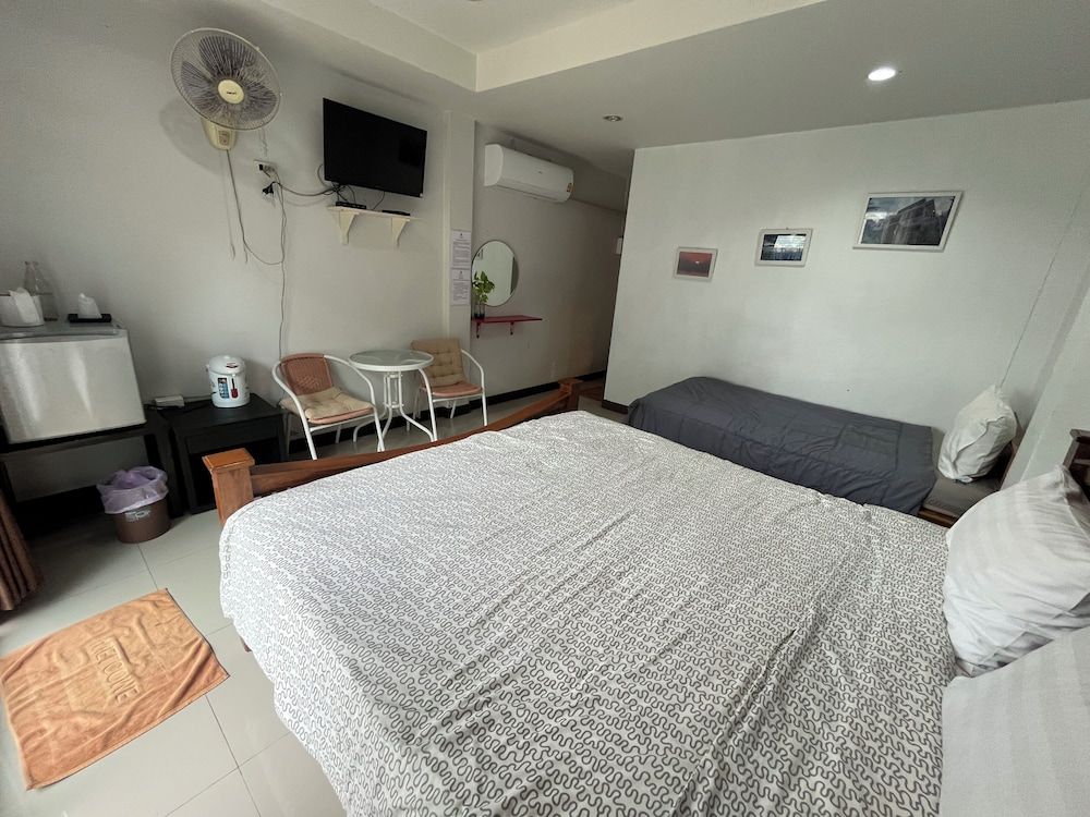 Tharadol Beach Resort Triple Room (Old Building) 3