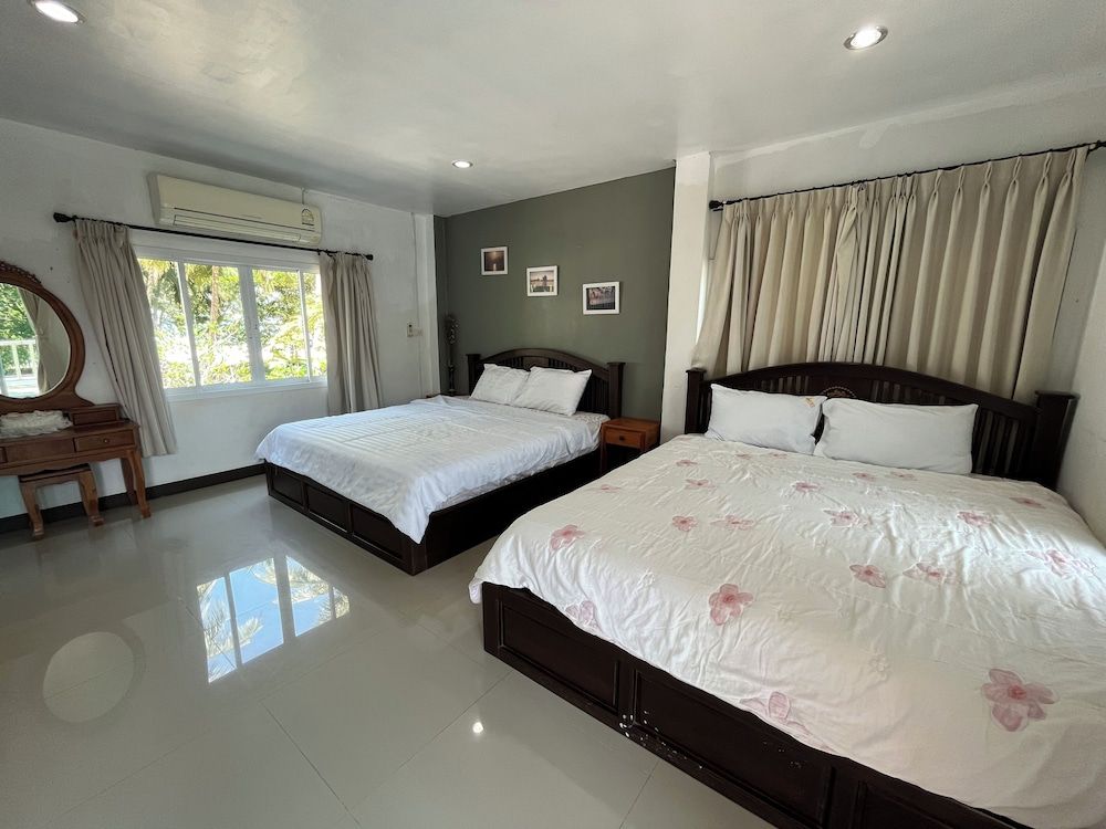 Tharadol Beach Resort Family Room (Old Building) 5