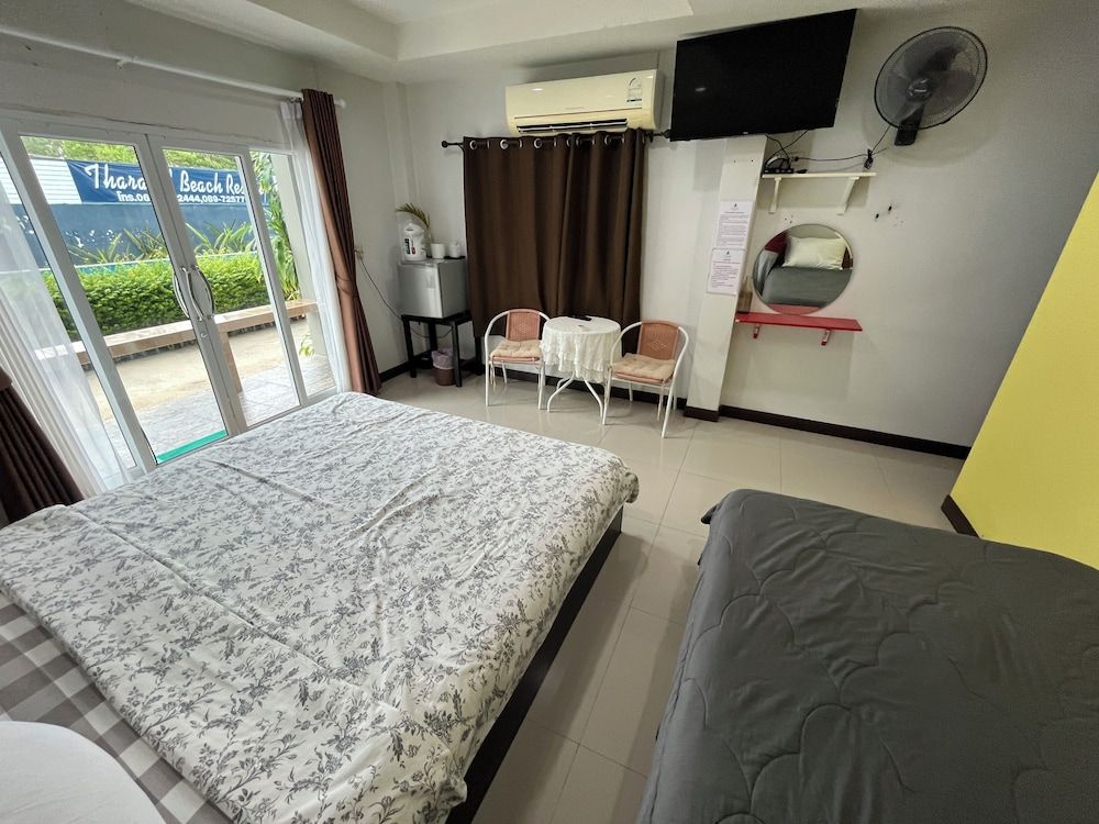 Tharadol Beach Resort Triple Room (Old Building) 7