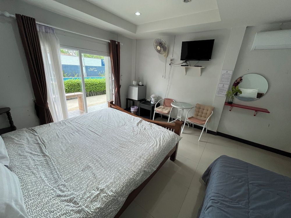 Tharadol Beach Resort Triple Room (Old Building) 8