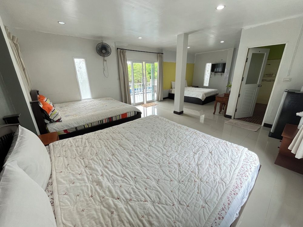Tharadol Beach Resort Family Room (Old Building)