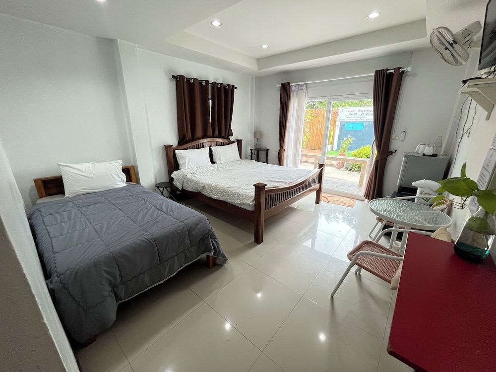 Tharadol Beach Resort Triple Room (Old Building) 2