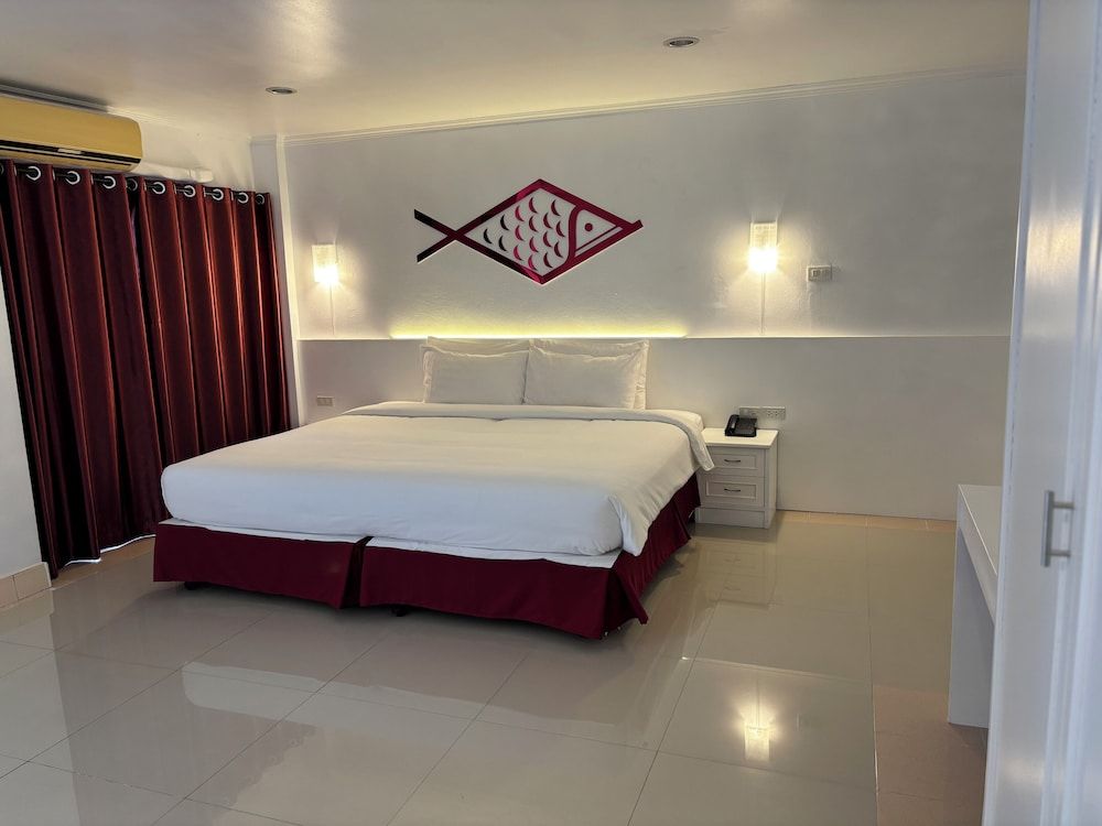 Studio, 1 King Bed, Pool View
