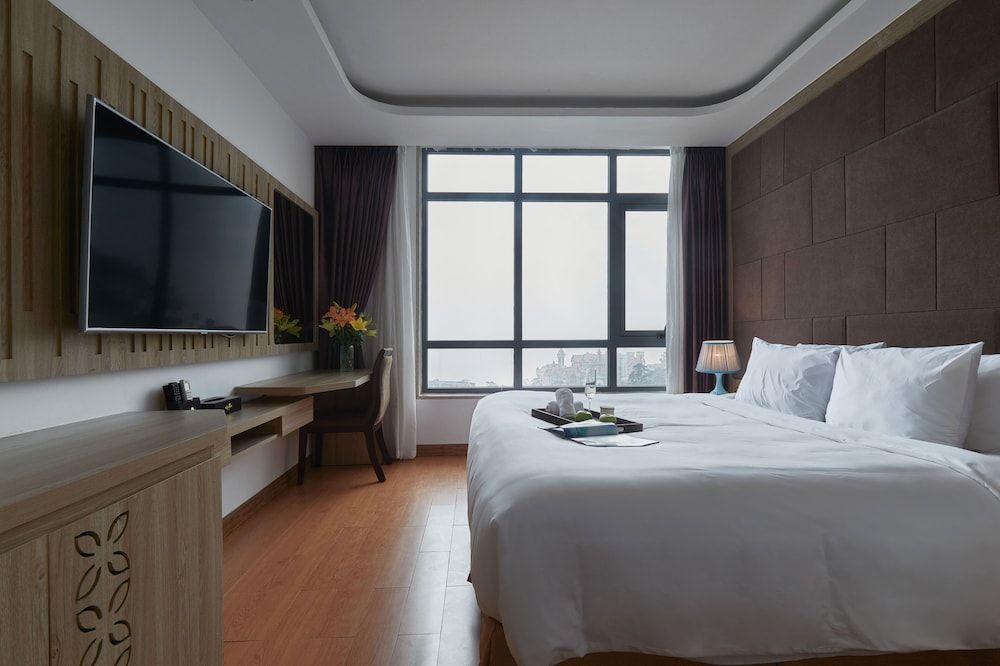 Luxury Suite, 1 King Bed, Bathtub, Mountain View
