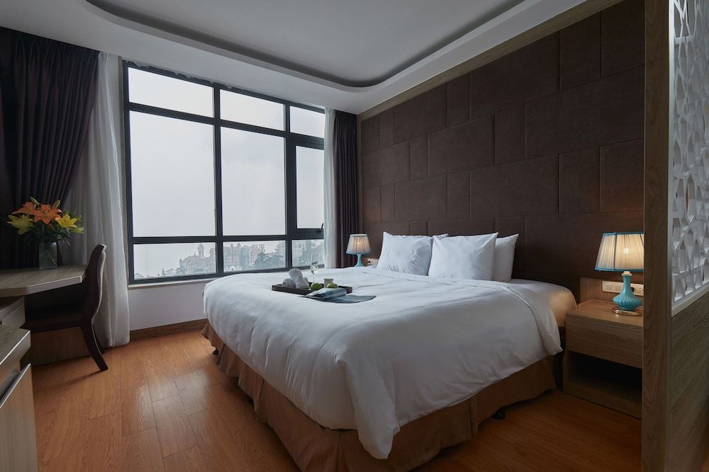 Luxury Suite, 1 King Bed, Bathtub, Mountain View