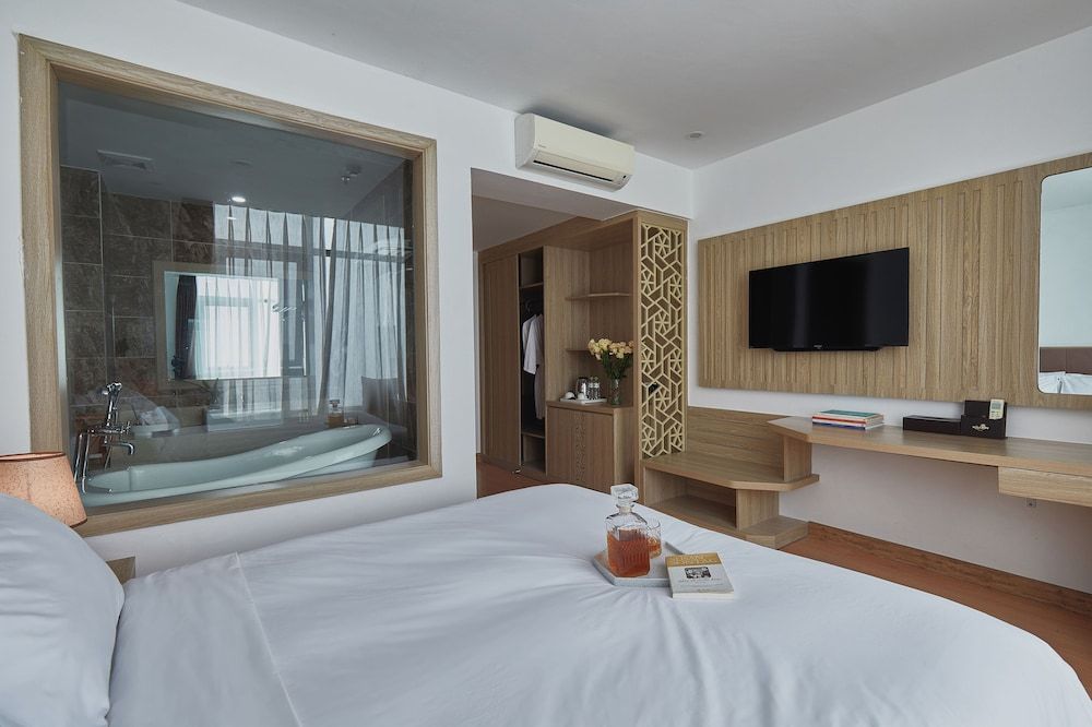 Deluxe Room, 1 Double Bed, Bathtub, Mountain View