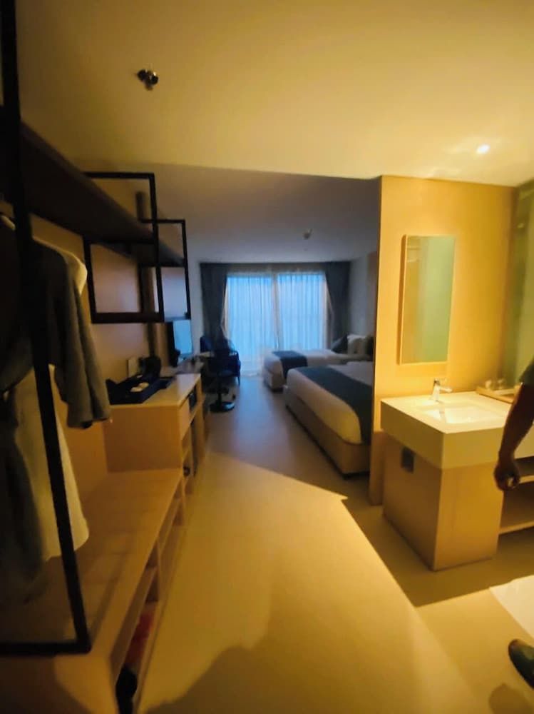 Arena Cam Ranh Beachfront Condotel Deluxe Triple Room, Balcony, Partial Sea View 2